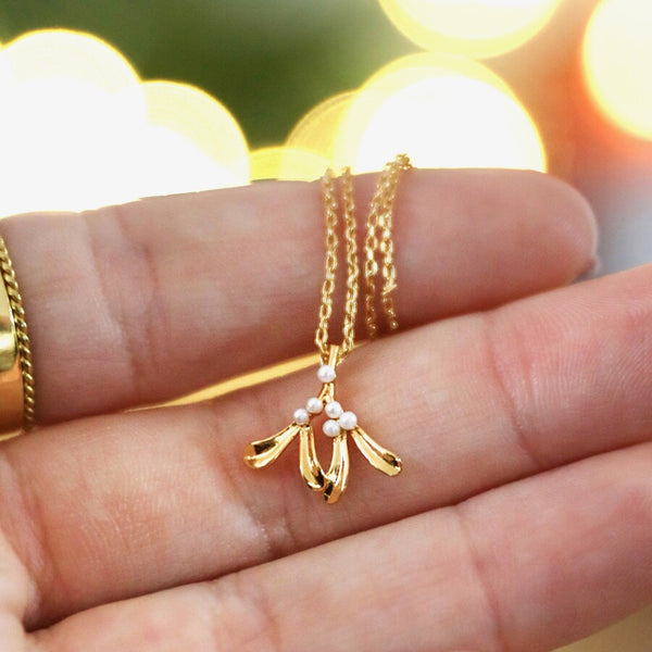 Lisa Angel Mistletoe Necklace In Gold